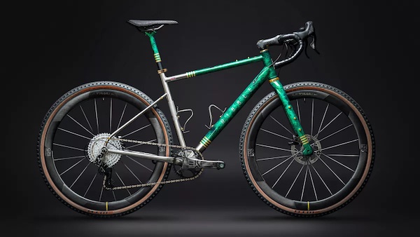 Le Ribble Gravel Ti 125 limité, marbre vert émeraude, feuille d'or.