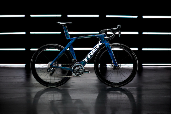 Vélo cristallin bleu et rouge Vélo cristallin bleu et rouge